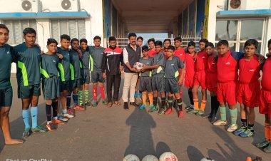 ଜେ ଏସ ଡ ବ୍ଲୁ ପକ୍ଷରୁ ସ୍ଥାନୀୟ ସ୍ପୋର୍ଟସ କ୍ଲବ ମାନଙ୍କୁ କ୍ରୀଡ଼ା ଉପକରଣ ପ୍ରଦାନ