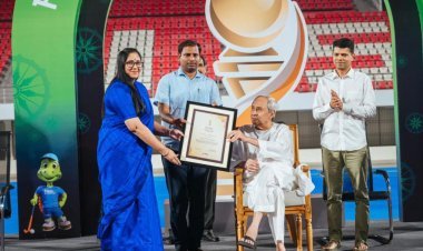 Collector,Jagatsinghpur was felicitated by Hon'ble Chief Minister,Odisha for leading Team Jagatsinghpur for successful organization of District Festival #Kallola