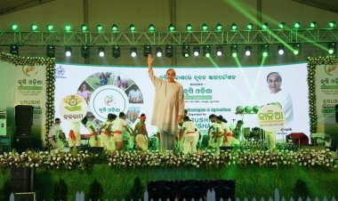 କଳାକାର ଙ୍କ ନୃତ୍ୟ ଗୀତ ରେ ଦୁଲୁକିଲା ମଞ୍ଚ , ଭରପୁର ମନୋରଞ୍ଜନ ସାଙ୍ଗକୁ ଆକର୍ଷଣୀୟ ଷ୍ଟଲ ବୁଲା ରେ ମତୁଆଲା ଦର୍ଶକ