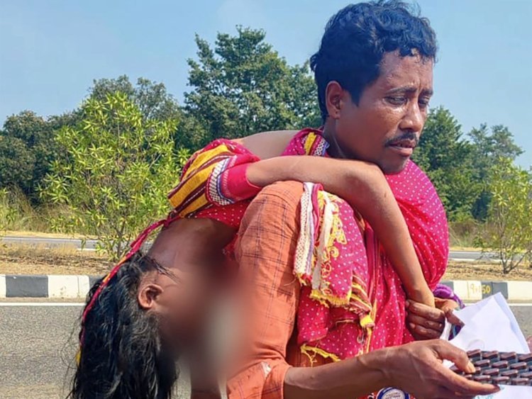 ନିଜ ପତ୍ନୀଙ୍କ ଶବକୁ କାନ୍ଧରେ ବୋହିବା ଘଟଣା: ମୁଖ୍ୟ ସଚିବଙ୍କୁ ରିପୋର୍ଟ ତଲବ କଲେ ଏନଏଚଆରସି