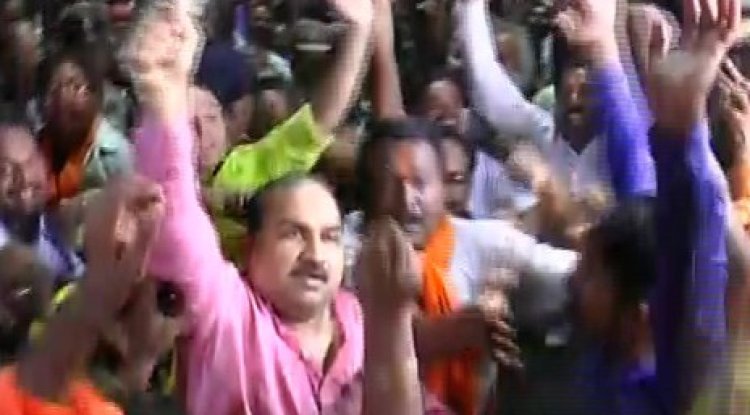 ବିରୋଧୀ ଦଳ ନେତାଙ୍କୁ ଧକ୍କା ଦେଲେ ପୋଲିସ କର୍ମଚାରୀ