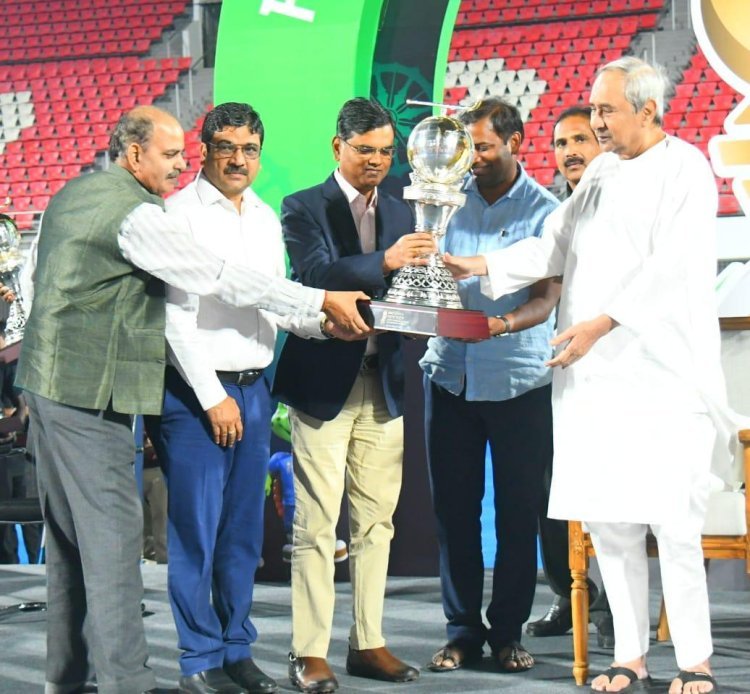 Hon'ble CM Sri Naveen Patnaik today felicitated the members of the Organising Committee & officials of the different Depts involved in the successful hosting of #HWC2023. The felicitation ceremony was held at the #KalingaStadium.
