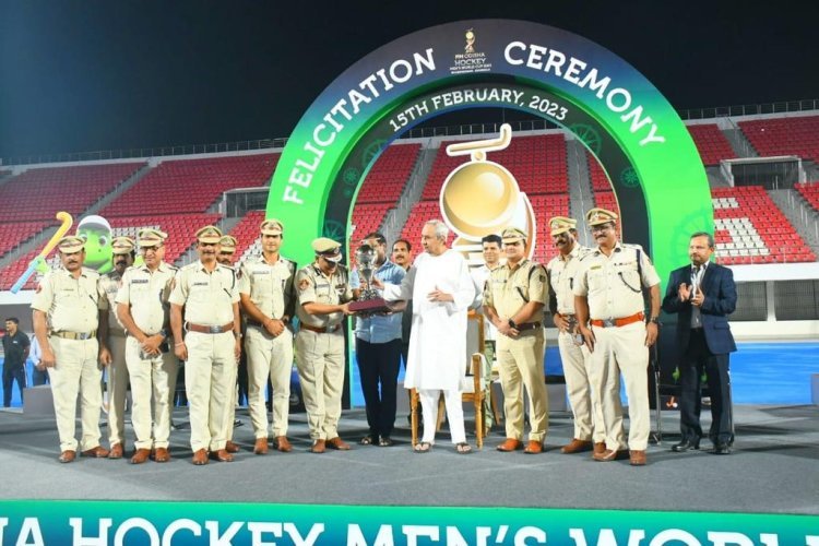 Hon'ble CM Sri Naveen Patnaik today felicitated the members of the Organising Committee & officials of the different Depts involved in the successful hosting of #HWC2023. The felicitation ceremony was held at the #KalingaStadium.