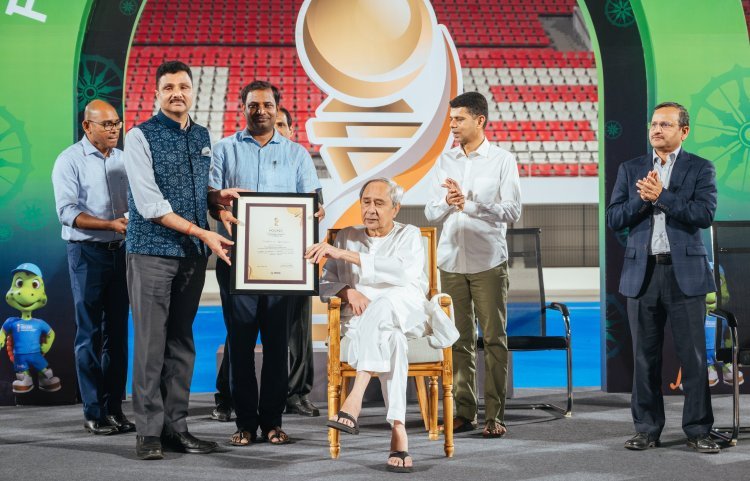 Hon'ble CM Sri Naveen Patnaik today felicitated the members of the Organising Committee & officials of the different Depts involved in the successful hosting of #HWC2023. The felicitation ceremony was held at the #KalingaStadium.