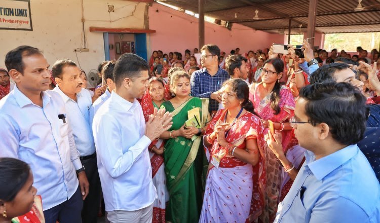 5T ସଚିବ ଶ୍ରୀ ଭିକେ ପାଣ୍ଡିଆନ ମୟୂରଭଞ୍ଜ ଜିଲ୍ଲା ଗସ୍ତ ଅବସରରେ ଗୁହାଳଡିହି ସବାଇ ଉତ୍ପାଦକ ଗୋଷ୍ଠୀର ମା’ମାନଙ୍କୁ ଭେଟିଛନ୍ତି।