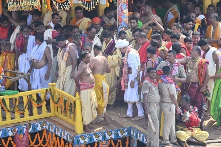 ହାତରେ ସୁବର୍ଣ୍ଣ ଖଡ଼ିକା ଧରି ଛେରାପହଁରା କରୁଛନ୍ତି ଗଜପତି ମହାରାଜ