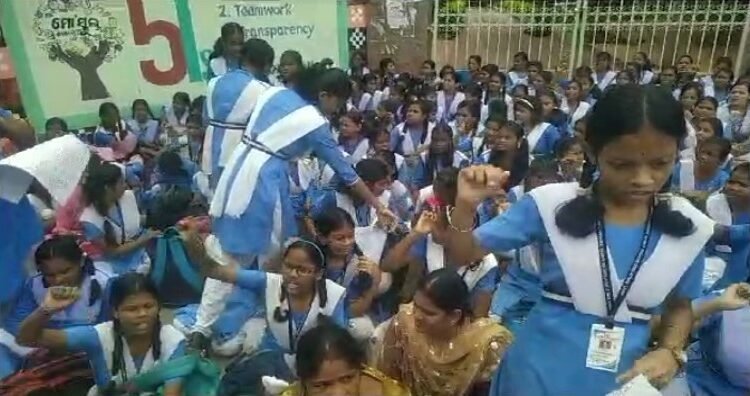ସରକାରଙ୍କ ନିଷ୍ପତ୍ତିକୁ ବିରୋଧ କରି  ଧାରଣାରେ ବସିଛନ୍ତି ଛାତ୍ରୀ ଓ ଅଭିଭାବକ