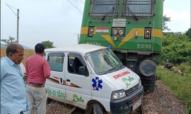 ଆମ୍ବୁଲାନ୍ସକୁ ଧକ୍କାଦେଲା ଟ୍ରେନ