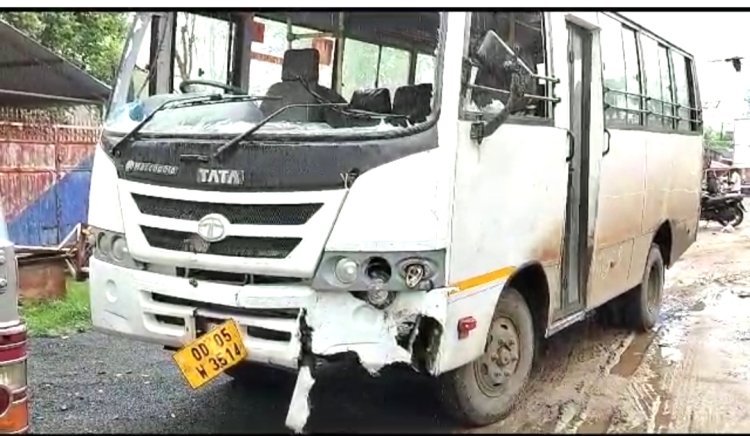 ଦୋକାନ ଊପରକୁ ମାଡିଗଲା ବସ
