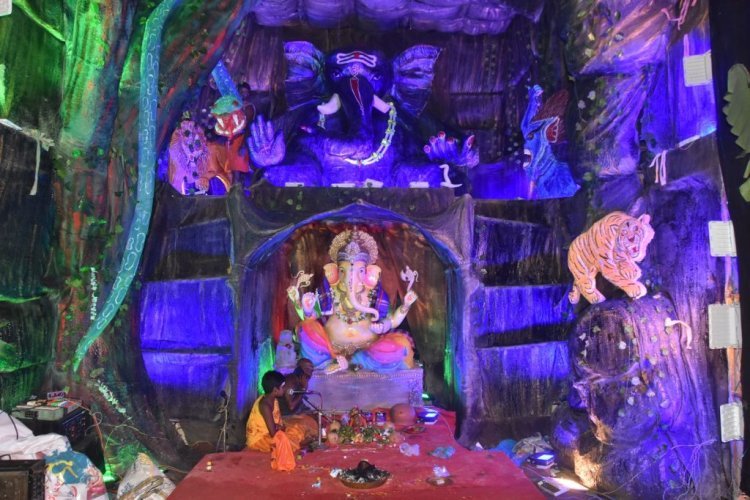 ରାସ୍ତା ଉପରେ ମେଢ଼ ମନା