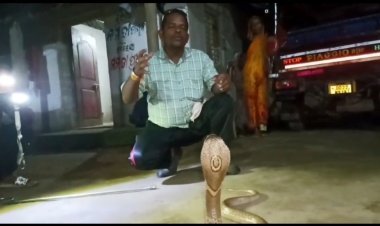 ବିଭିନ୍ନ ପ୍ରକାର ବିଶାକ୍ତ ସାପ  ଧରିବା ପାଇଁ ଲୋକ ମାନଙ୍କ ସେବାରେ ରବୀନ୍ଦ୍ର ସାର୍