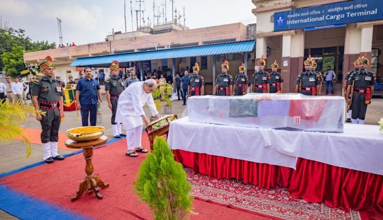 ଓଡ଼ିଶାରେ ପହଞ୍ଚିଲା ସହିଦ ସରୋଜଙ୍କ ପାର୍ଥିବ ଶରୀର, ରାଜ୍ୟପାଳ, ମୁଖ୍ୟମନ୍ତ୍ରୀଙ୍କ ଶ୍ରଦ୍ଧାଞ୍ଜଳି