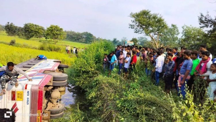 ଯାତ୍ରୀବାହୀ ବସ୍‌ ଦୁର୍ଘଟଣାଗ୍ରସ୍ତ; ୧୫ ଆହତଙ୍କ ମଧ୍ୟରୁ ୫ ଗୁରୁତର