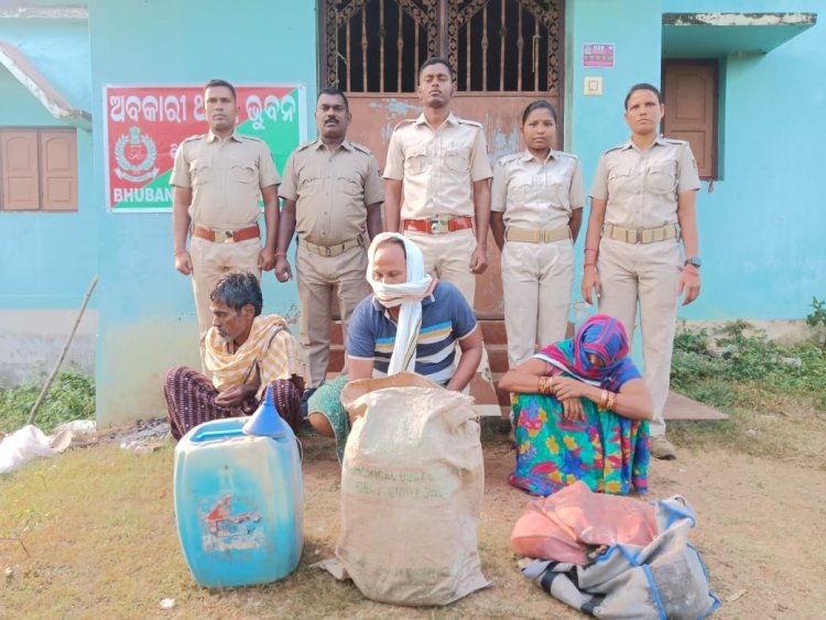 ଅବକାରୀ ବିଭାଗ ପକ୍ଷରୁ ଚଢାଉ : ୫୭ ଲିଟର ମଦ ଜବତ,୩ ଜଣ ଗିରଫ