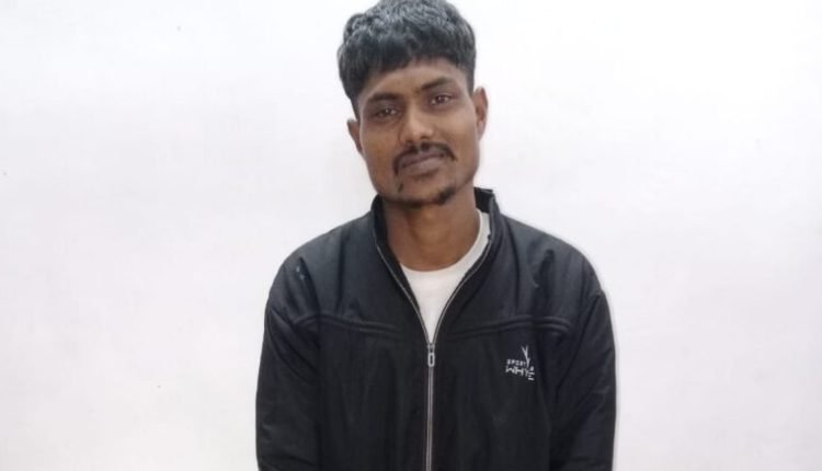 ଦେହରେ ସେଲୋ ଟେପ୍ ମାରି ଗଞ୍ଜେଇ ଚୋରା ଚାଲାଣ ବେଳେ ଧରାପଡ଼ିଲା ପଶ୍ଚିମବଙ୍ଗ ଯୁବକ