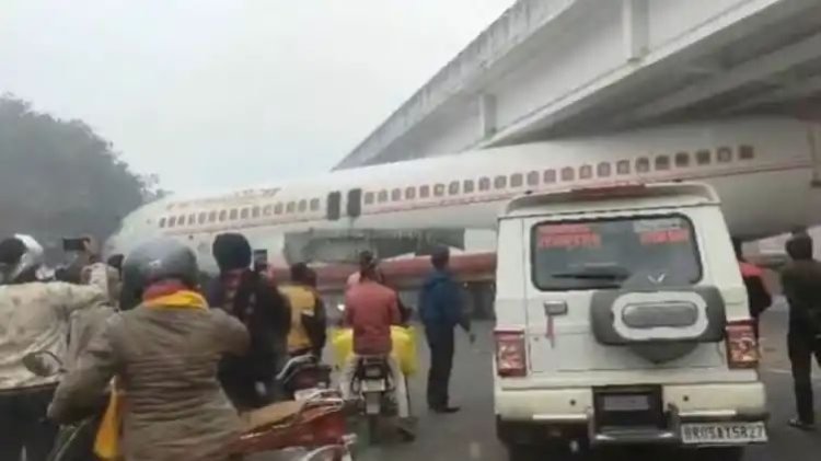 ବ୍ରିଜ୍‌ ତଳେ ଫସିଗଲା ଉଡ଼ାଜାହାଜ