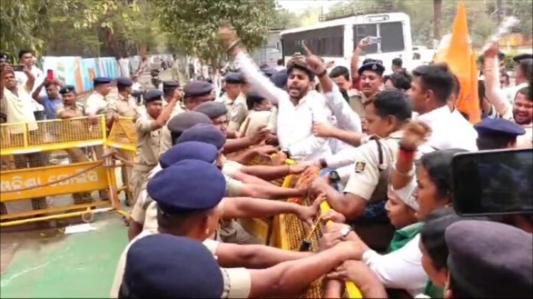 ଗଣ ଶିକ୍ଷାମନ୍ତ୍ରୀଙ୍କ ବାସ ଭବନ ଘେରିଲା ଏବିଭିପି