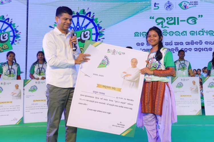 ସମ୍ବଲପୁର ଗସ୍ତରେ 5-T ଅଧ୍ୟକ୍ଷ, ଛାତ୍ରଛାତ୍ରୀଙ୍କୁ ବାଣ୍ଟିଲେ "ନୂଆ ଓ" ଛାତ୍ର ବୃତ୍ତି