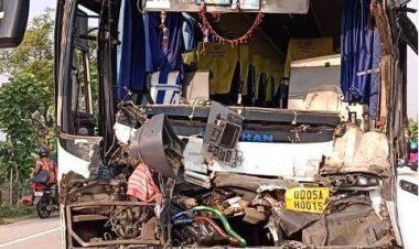 ଟ୍ରକକୁ ଧକ୍କା ଦେଲା ଯାତ୍ରୀବାହୀ ବସ୍: ଚାଳକ ଓ ହେଲପରଙ୍କ ଚାଲିଗଲା ଜୀବନ