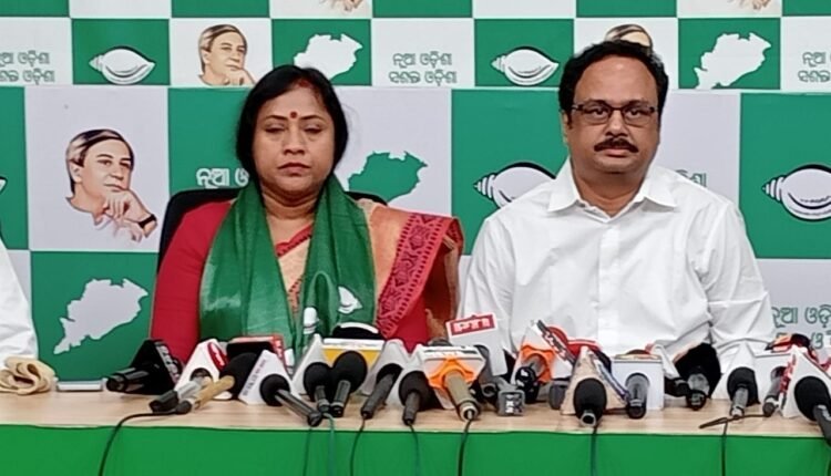 ପଦ୍ମ ଛାଡ଼ି ବିଜେଡିରେ ଯୋଗଦେଲେ ଲେଖାଶ୍ରୀ ସାମନ୍ତସିଂହାର