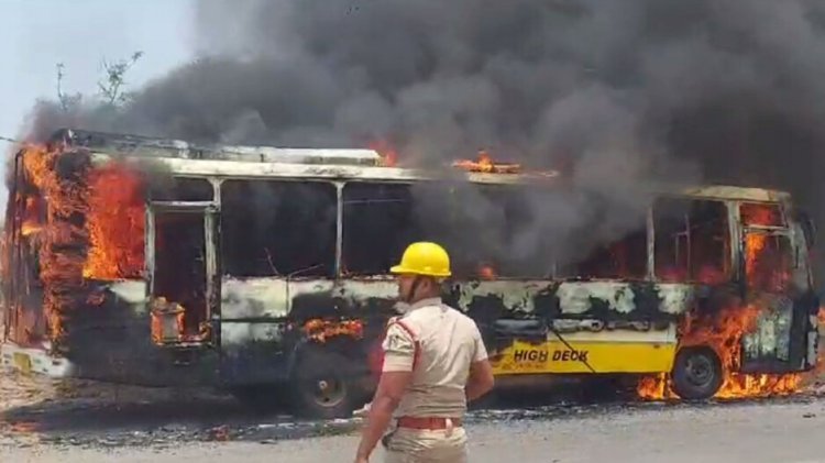 ବିଚ୍‌ ରାସ୍ତାରେ ବସ୍‌ରେ ଲାଗିଲା ନିଆଁ